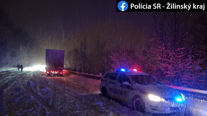 Medzi Martinom a Ružomberkom sa vodiči zdržia vyše štyroch hodín. Zapadlo tam až 15 kamiónov