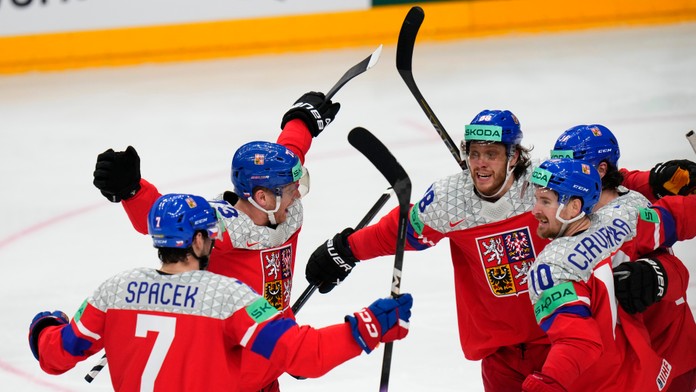 Český hokejista Pavel Zacha (vpravo) sa teší so spoluhráčmi po strelení gólu.
