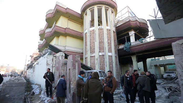 Príslušníci afganských bezpečnostných síl hliadkujú pred budovou španielskeho veľvyslanectva v Kábule.