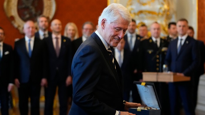 Americký exprezident Clinton v Prahe: Rozšírenie NATO bolo správne rozhodnutie a dobrá investícia