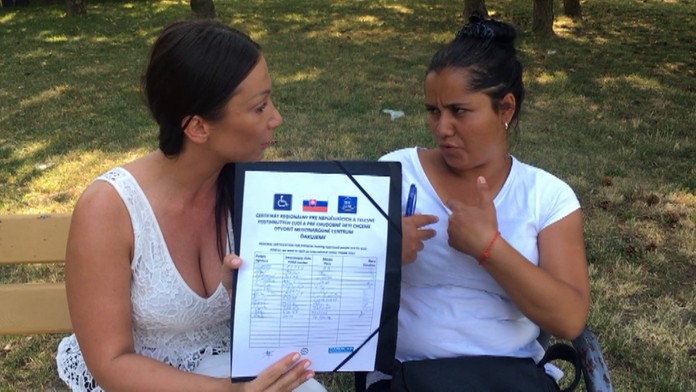 Tvária sa, že sú hluchonemí.