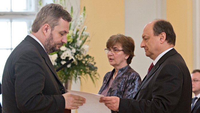 Snímka z odovzdávania osvedčení o zvolení poslanca do NR SR 