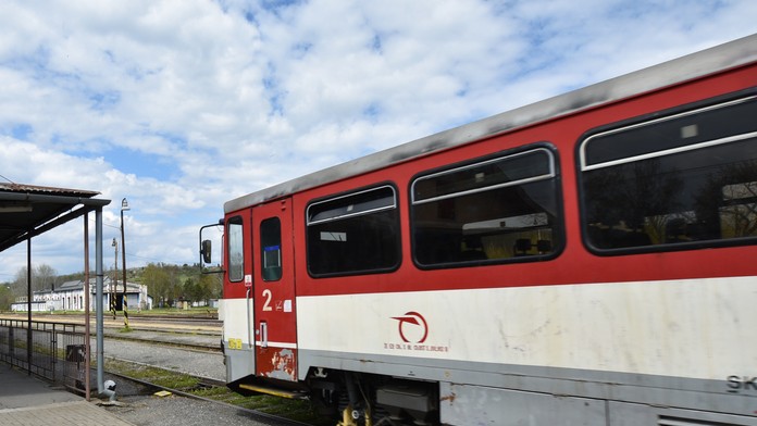 Tragédia na železnici v Banskej Bystrici:  Rýchlik zrazil dvoch ľudí, jeden z nich zraneniam podľahol