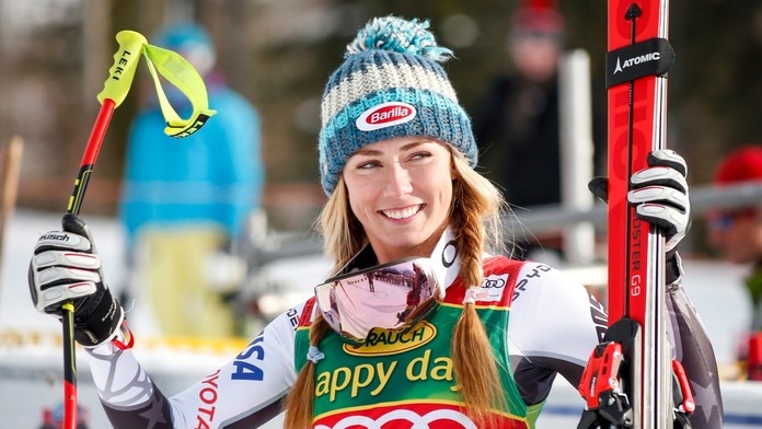 Mikaela Shiffrinová sa teší z víťazstva v superobrovskom slalome v kanadskom Lake Louise.