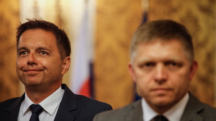 Na snímke vľavo minister financií SR a podpredseda vlády SR Peter Kažimír a predseda vlády SR Robert Fico 