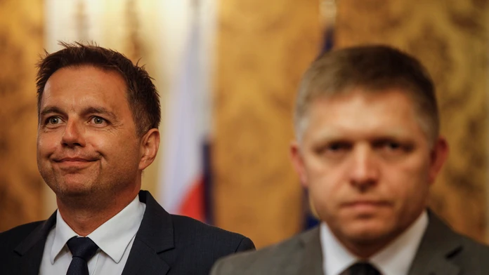 Na snímke vľavo minister financií SR a podpredseda vlády SR Peter Kažimír a predseda vlády SR Robert Fico 