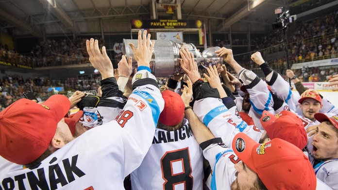 Tím HC'05 iClinic Banská Bystrica oslavuje obhajobu majstrovského titulu,