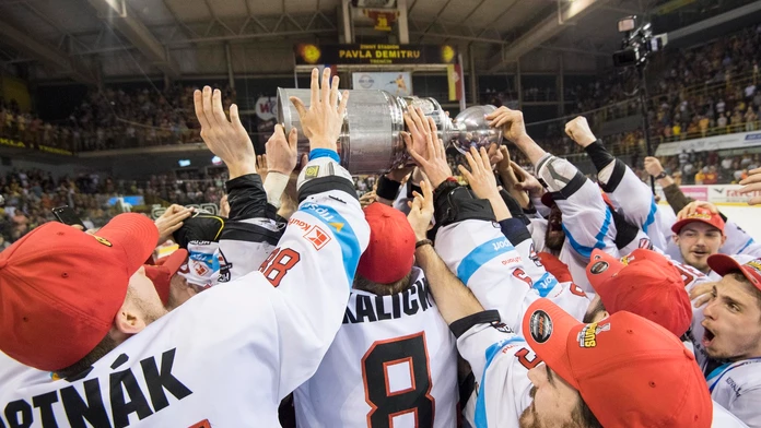 Tím HC'05 iClinic Banská Bystrica oslavuje obhajobu majstrovského titulu,