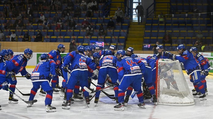 Tím Slovenska U18 počas zápasu na Hlinka Gretzky Cup proti USA.
