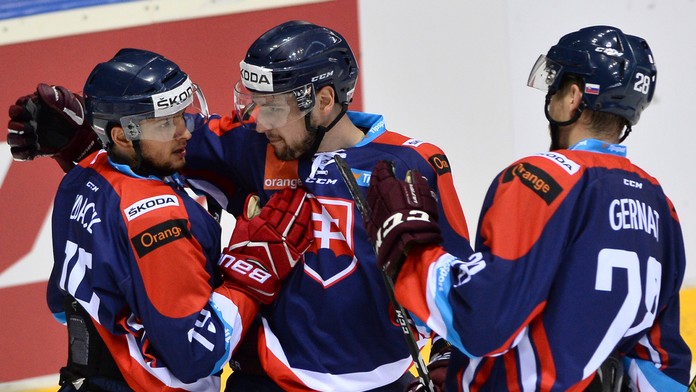 Libor Hudáček (vľavo) sa teší so spoluhráčmi z reprezentácie z gólu v sieti Fínska v príprave.