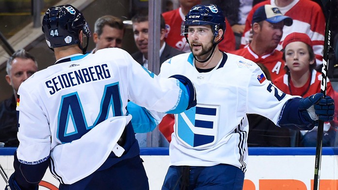 Tomáš Tatar so spoluhráčom Tímu Európy Dennisom Seidenbergom.