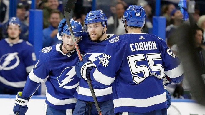 Braydon Coburn sa teší z gólu so spoluhráčmi.