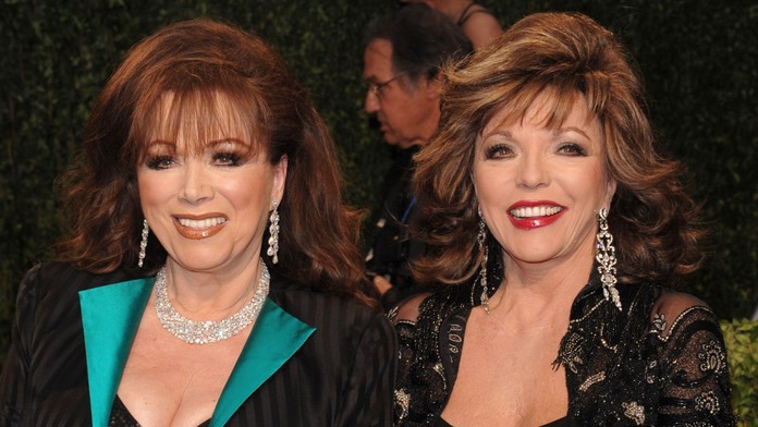 Spisovateľka Jackie Collinsová (vľavo) na snímke so sestrou, herečkou Joan Collinsovou na Oscarovej párty v Hollywoode. (archív 