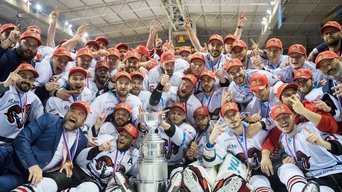 Tím HC'05 iClinic Banská Bystrica oslavuje obhajobu majstrovského titulu.