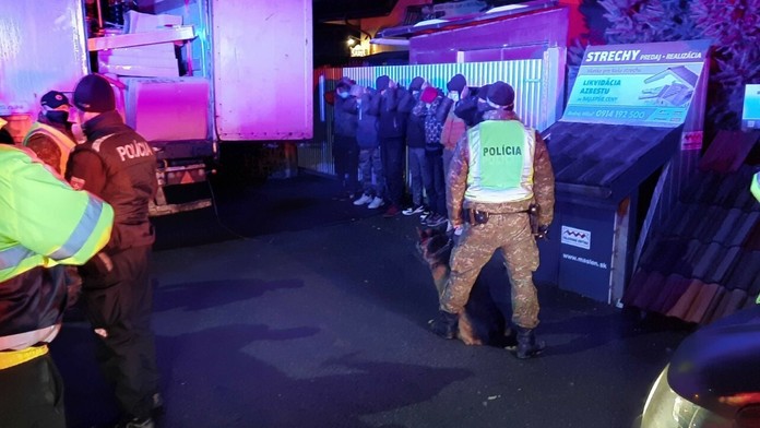 Radosť hráčov Dunajskej Stredy proti Trnave, zľava Eric Ramírez, Eric Davis a Zsolt Kalmár.