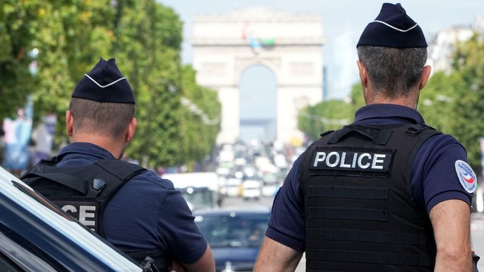 Polícia v Paríži.
