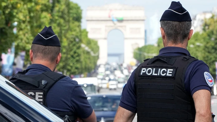 Polícia v Paríži.