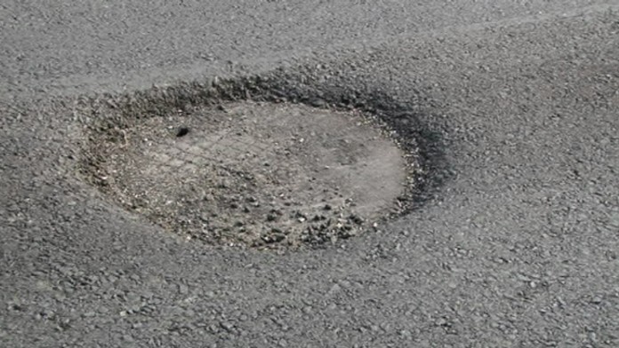 Nevyrovnaný kanál na ceste v Markušovciach