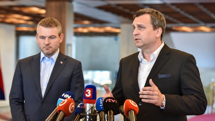 Na snímke zľava predseda vlády SR Peter Pellegrini (SMER-SD) a predseda SNS a Národnej rady SR Andrej Danko
