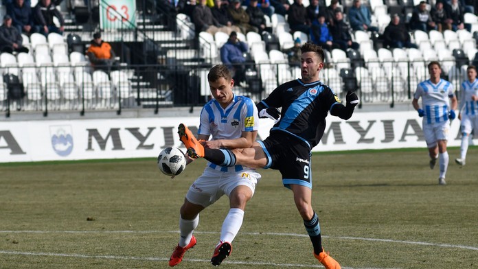 Richard Križan (FC Nitra) a vpravo Andraž Šporar (ŠK Slovan Bratislava).