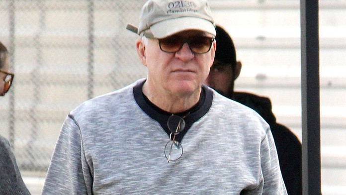 Slávny herec na prechádzke s rodinou. On má 71, dcérka tri roky