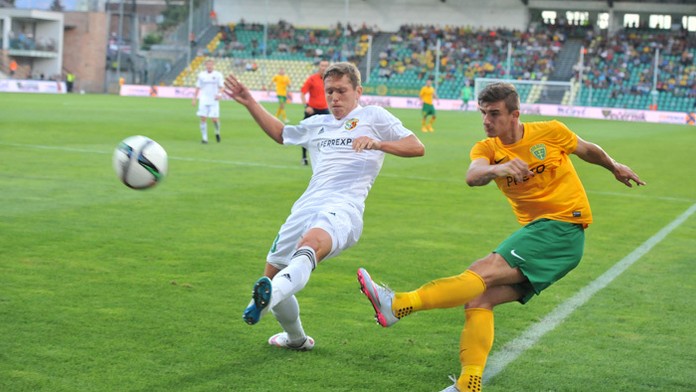 Hráč MŠK Žilina Matej Jelič (vpravo) odkopáva loptu Vadima Sapaiu (FC Vorskla Poltava) v prvom zápase 3. predkola EL UEFA.