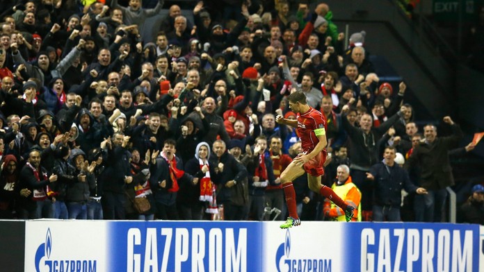 Hráč Liverpoolu Steven Gerrard oslavuje gól do bránky FC Bazilej