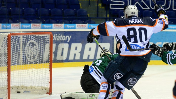 Prekonaný brankár Skalice Patrik Romančík po strele hráča Košíc