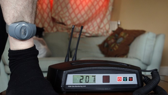 Monitorovací náramok odsúdeného na domáce väzenie.