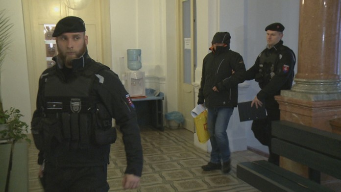 Policajt pred súdom.