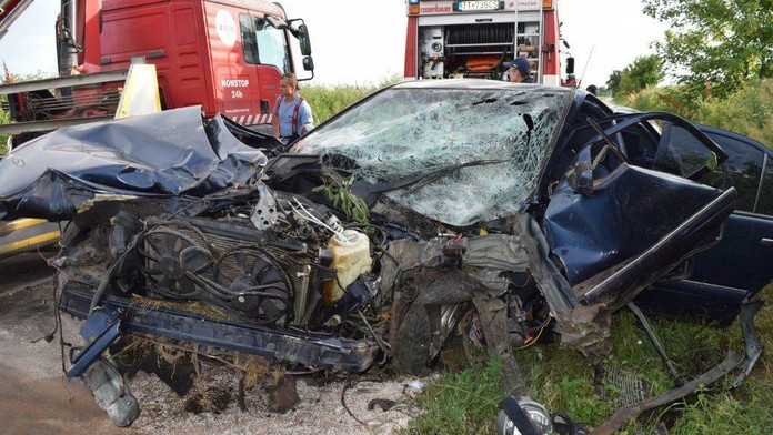 Auto nabúralo do stromu