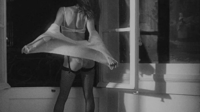 Alessandra Ambrosio sa takto predviedla v okne susedovi v adventnom kalendári magazínu Love.