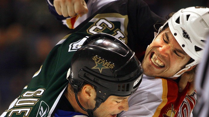 Na snímke z 7. decembra 2005 Steve Montador (vpravo) z Floridy Panthers a Bill Guerin z Dallasu Stars v súboji.