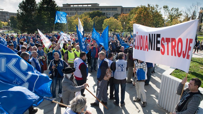 Daniel Caligiuri (vľavo) zo Schalke a Ondrej Duda z Herthy Berlín