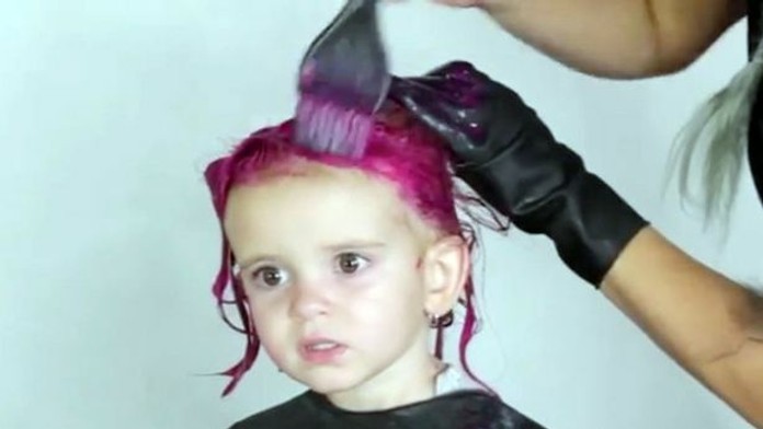 Mamičku označili za hlúpu. Dvojročnej dcére zafarbila vlasy na ružovo