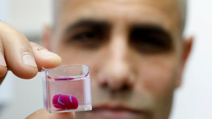 Cam Atkinson z Columbusu oslavuje gól v 1. kole play off proti Tampe.