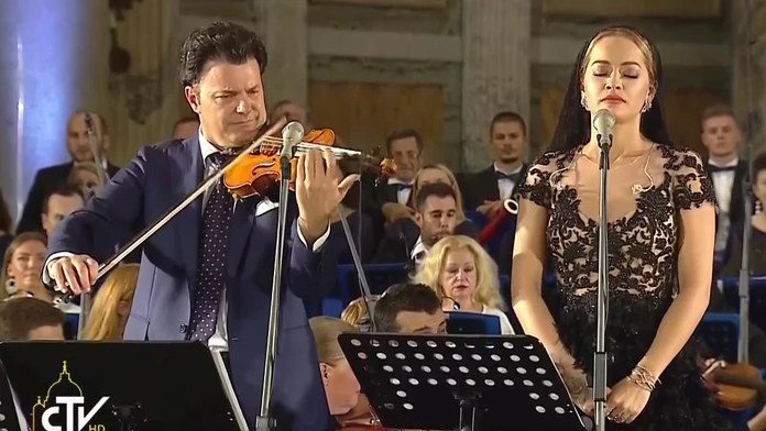 Matke Tereze spievala v chráme Rita Ora. Takýto výkon by ste nečakali