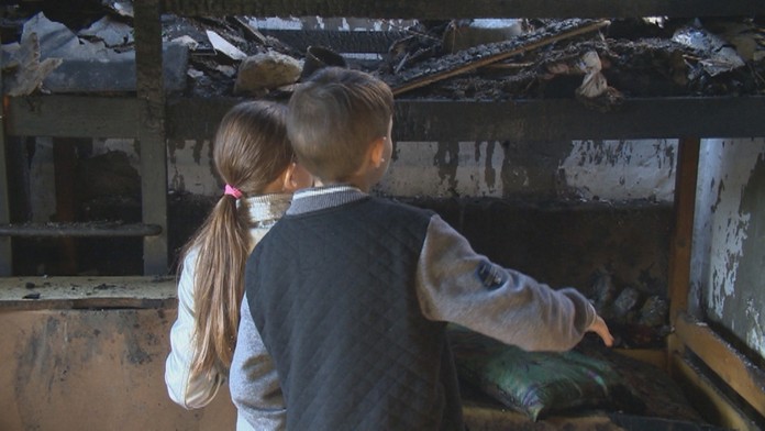 Požiar im zničil strechu nad hlavou.