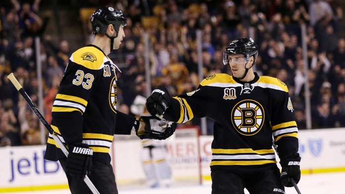 David Krejčí (vpravo) sa teší s kapitánom Slovákom Zdenom Chárom po strelení gólu.