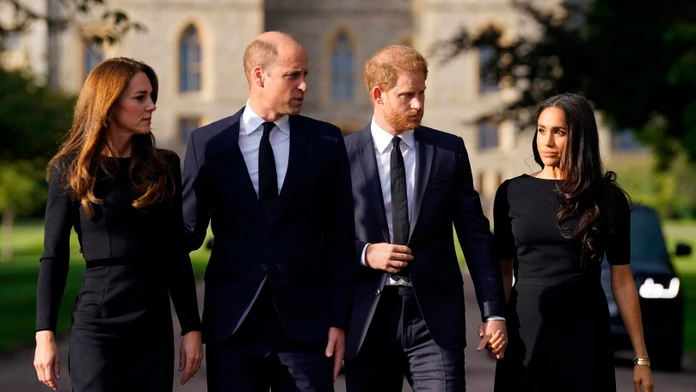 William zohrá na korunovácii Karola III. kľúčovú rolu. Od Harryho chcú, aby sa aspoň dostavil