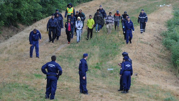 Ilegálni migranti, ktorých maďarskí policajti našli pri rieke Tisa neďaleko Segedu.