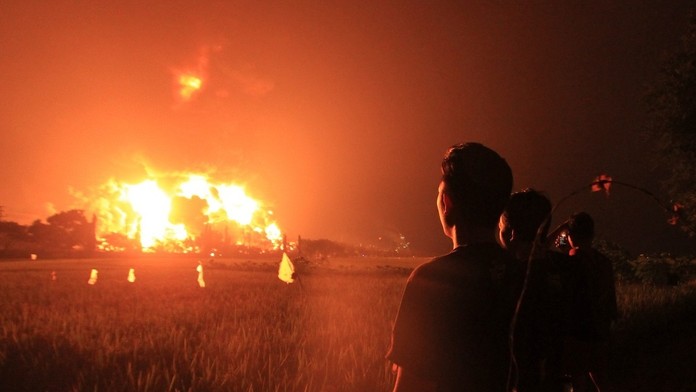 Výbuch v ropnej rafinérii Pertamina.