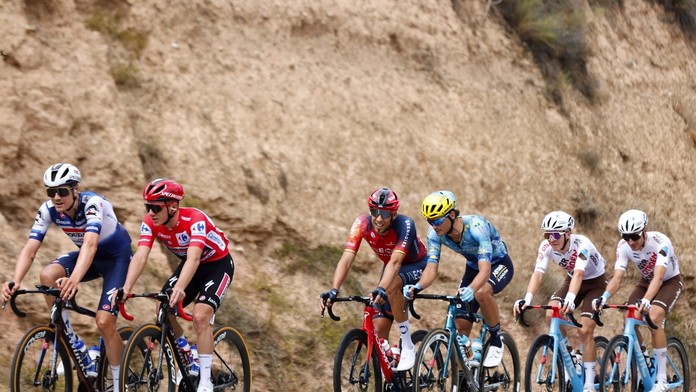 Mali nachystaných 400 litrov oleja a chceli spôsobiť hromadnú haváriu. Polícia zakročila včas