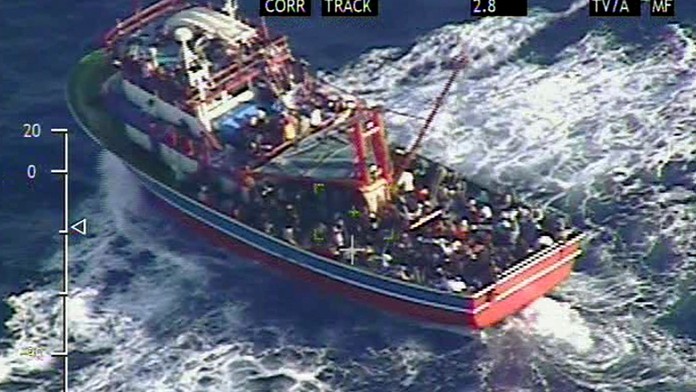 Utečenci na lodi - ilustračná foto