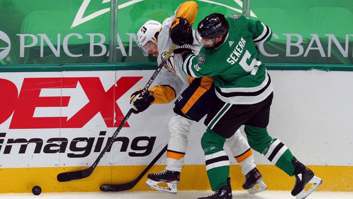 Oteckovia vykopali trhlicu s pokladom.