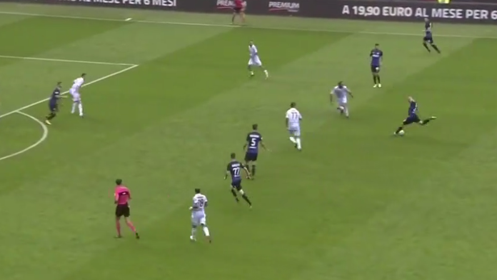 Ďalekonosná strela Milana Škriniara skončila na brvne.