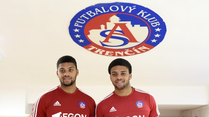 Na snímke futbalisti Milton (vpravo) a Rodney Kloosterovci 