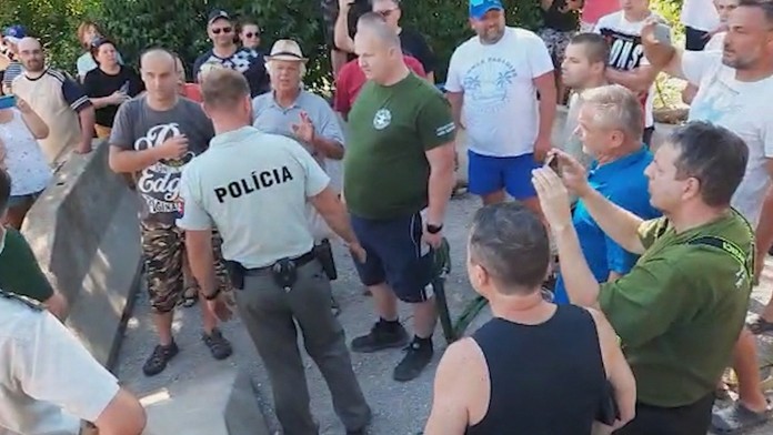 Búrlivý protest na hraničnom priechode.