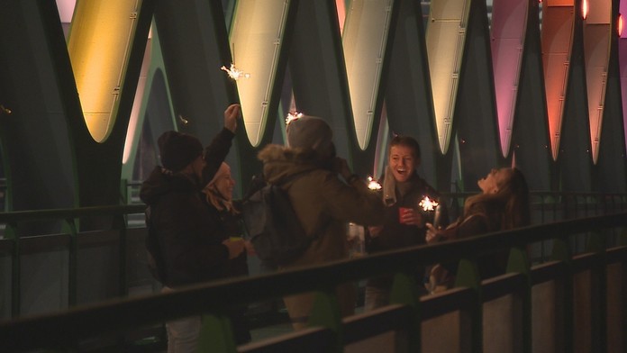 Koronavírus opäť silno udrel aj v Kalifornii.