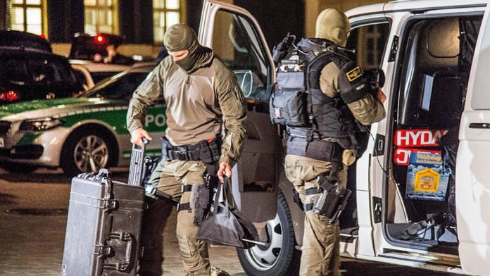 Príslušníci špeciálnej jednotky nemeckého ministerstva vnútra odchádzajú z miesta výbuchu v Ansbachu.